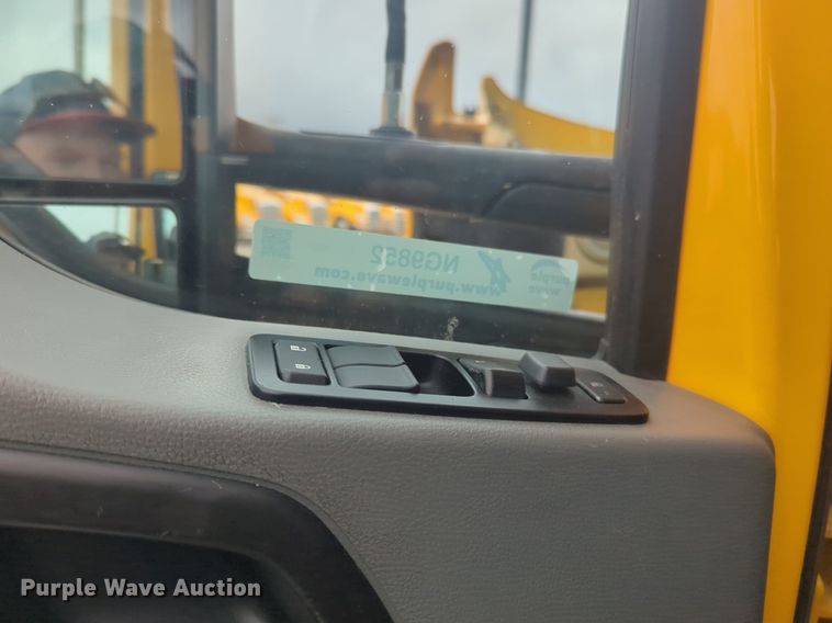 image for item NG9852 2020 Kenworth T680 semi truck