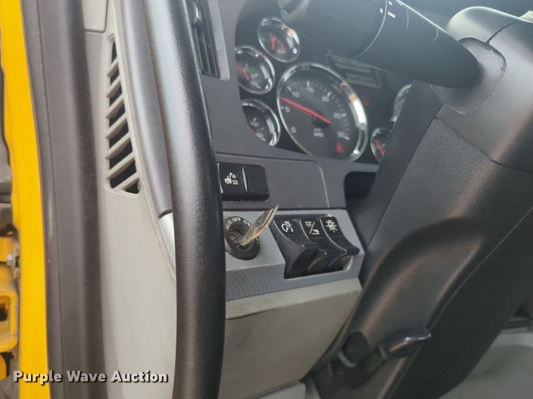 image for item NG9852 2020 Kenworth T680 semi truck