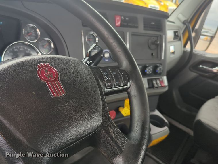 image for item NG9852 2020 Kenworth T680 semi truck