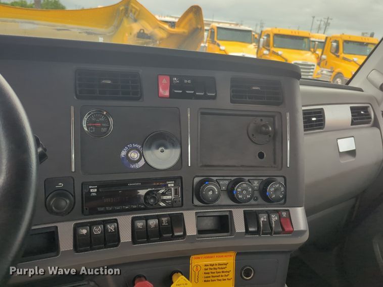 image for item NG9852 2020 Kenworth T680 semi truck