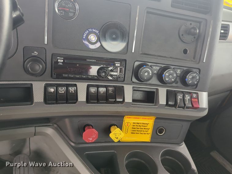 image for item NG9852 2020 Kenworth T680 semi truck