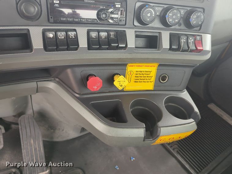 image for item NG9852 2020 Kenworth T680 semi truck