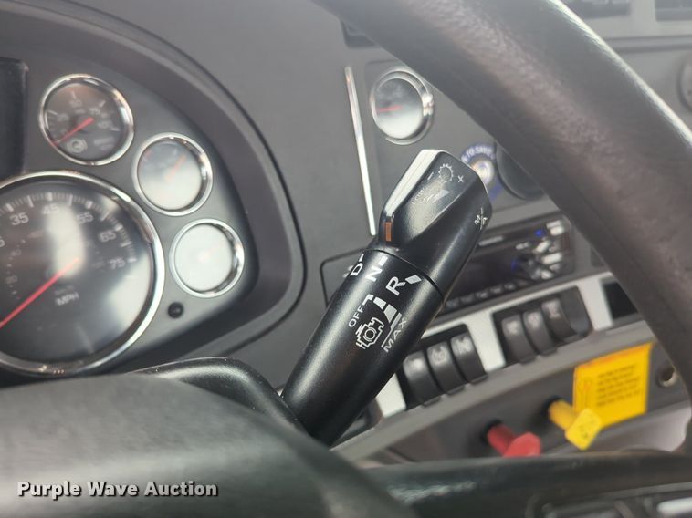 image for item NG9852 2020 Kenworth T680 semi truck