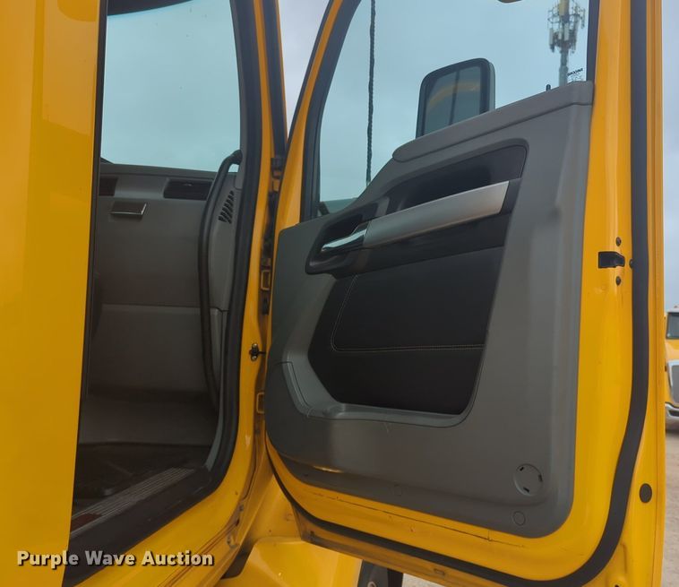 image for item NG9852 2020 Kenworth T680 semi truck