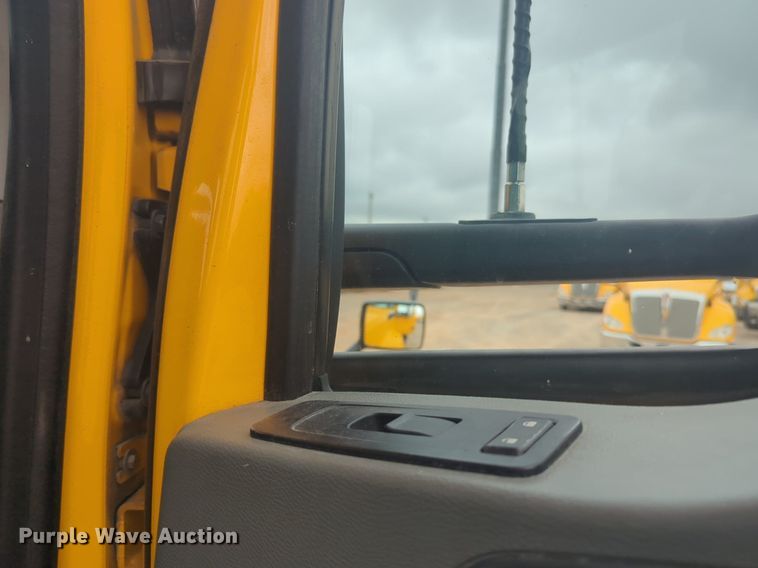 image for item NG9852 2020 Kenworth T680 semi truck