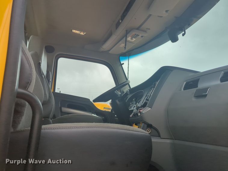 image for item NG9852 2020 Kenworth T680 semi truck