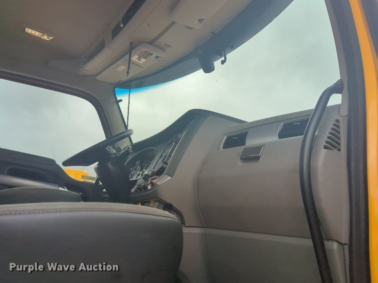 image for item NG9852 2020 Kenworth T680 semi truck