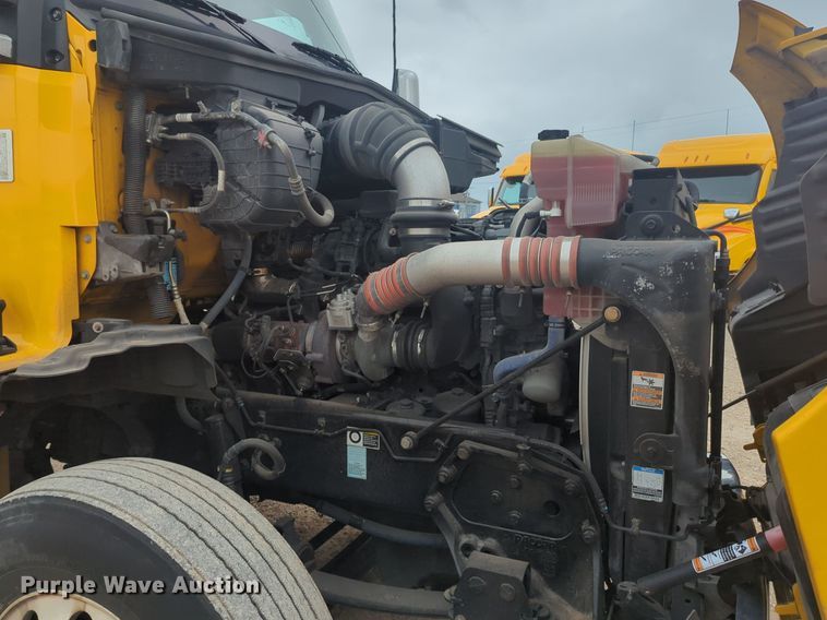 image for item NG9852 2020 Kenworth T680 semi truck