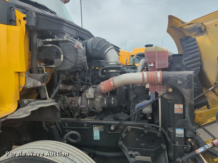 image for item NG9852 2020 Kenworth T680 semi truck