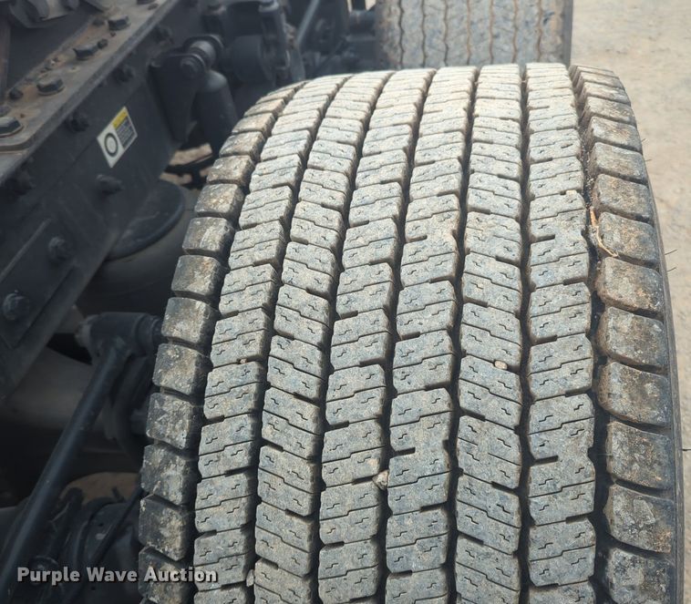 image for item NG9852 2020 Kenworth T680 semi truck