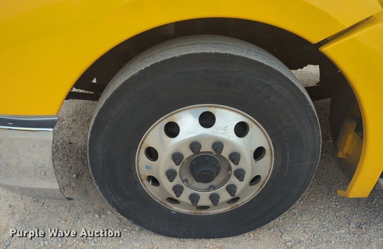 image for item NG9852 2020 Kenworth T680 semi truck