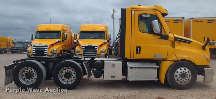 image for item NG9855 2021 Freightliner Cascadia semi truck