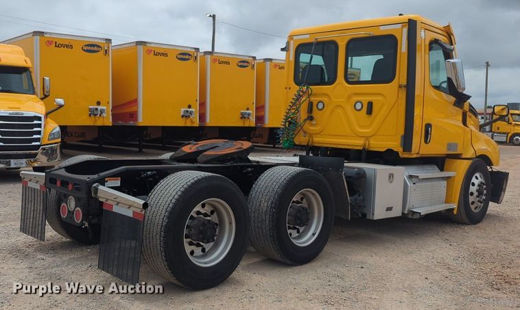 image for item NG9855 2021 Freightliner Cascadia semi truck