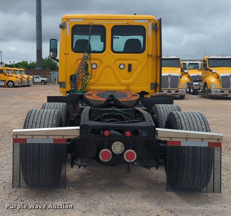 image for item NG9855 2021 Freightliner Cascadia semi truck