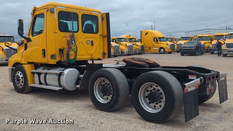 image for item NG9855 2021 Freightliner Cascadia semi truck