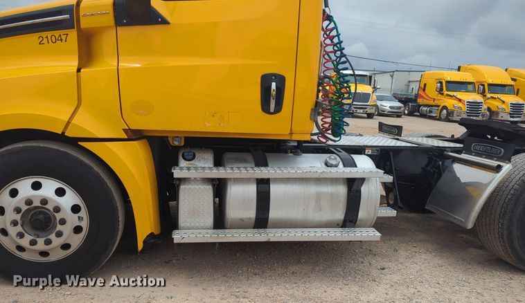 image for item NG9855 2021 Freightliner Cascadia semi truck