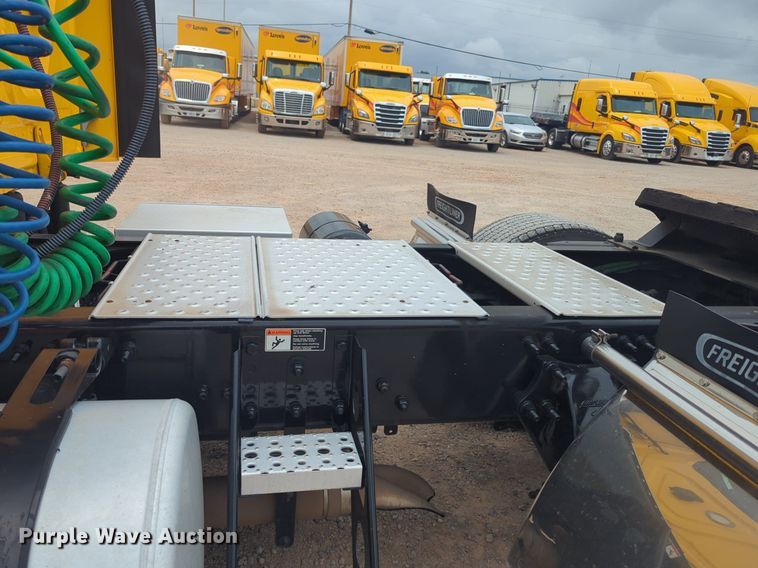 image for item NG9855 2021 Freightliner Cascadia semi truck