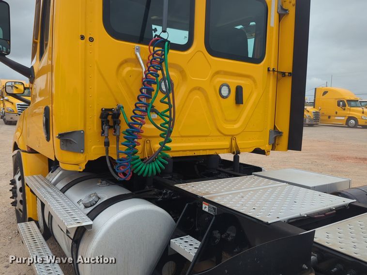 image for item NG9855 2021 Freightliner Cascadia semi truck