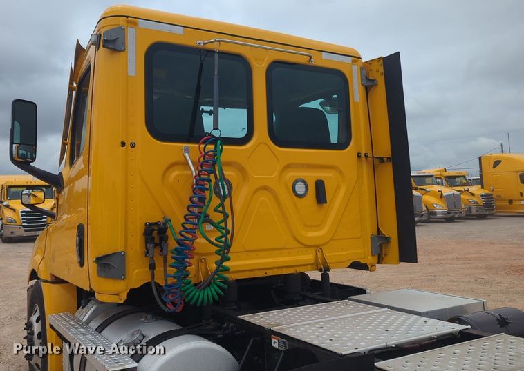 image for item NG9855 2021 Freightliner Cascadia semi truck