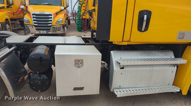 image for item NG9855 2021 Freightliner Cascadia semi truck