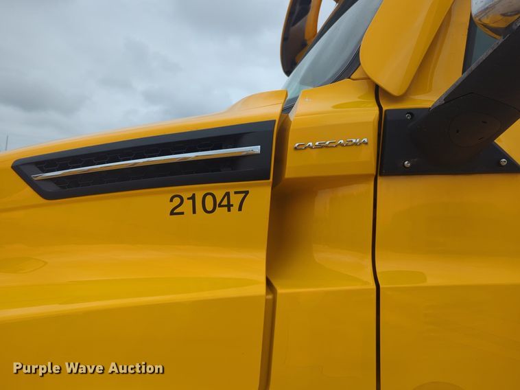 image for item NG9855 2021 Freightliner Cascadia semi truck