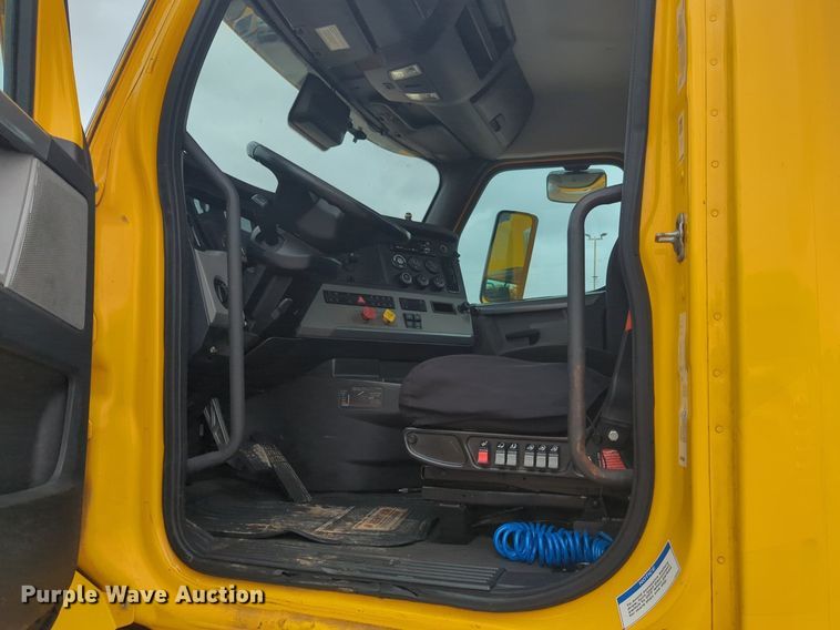 image for item NG9855 2021 Freightliner Cascadia semi truck