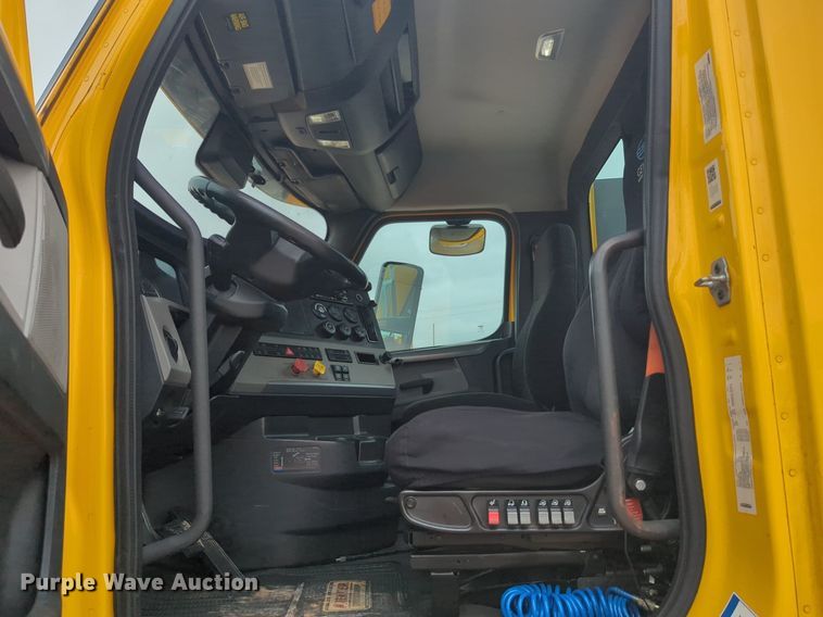 image for item NG9855 2021 Freightliner Cascadia semi truck