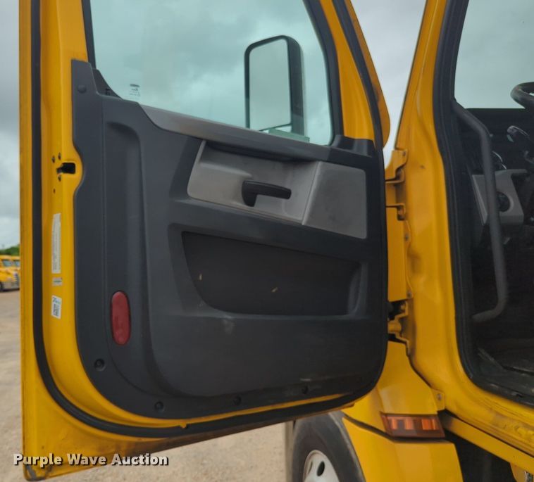 image for item NG9855 2021 Freightliner Cascadia semi truck