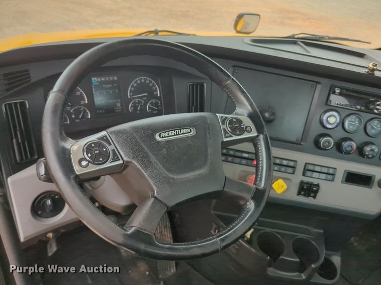 image for item NG9855 2021 Freightliner Cascadia semi truck