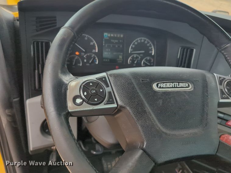 image for item NG9855 2021 Freightliner Cascadia semi truck