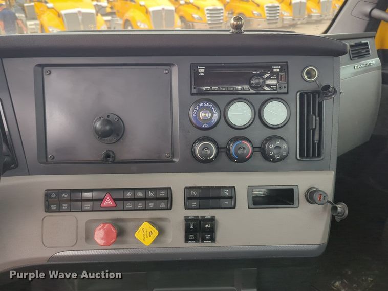 image for item NG9855 2021 Freightliner Cascadia semi truck