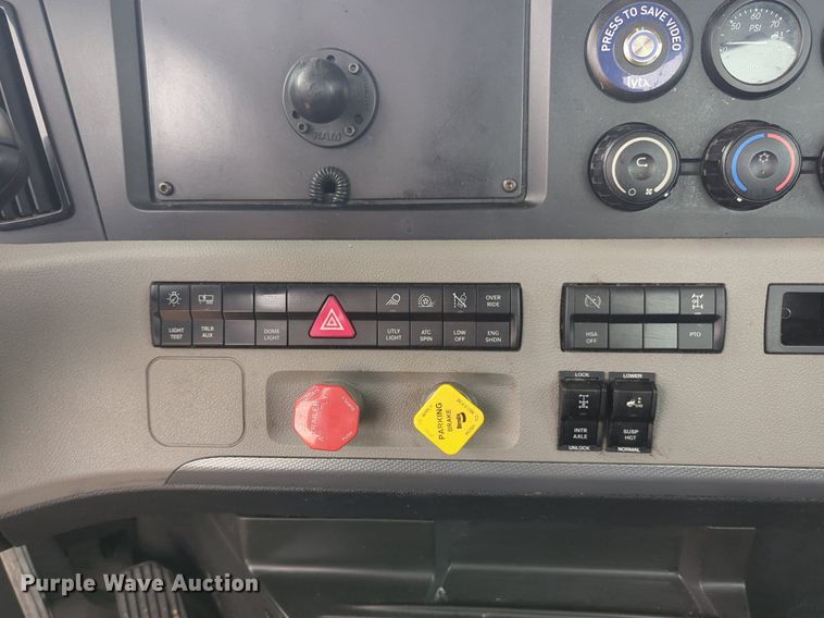 image for item NG9855 2021 Freightliner Cascadia semi truck