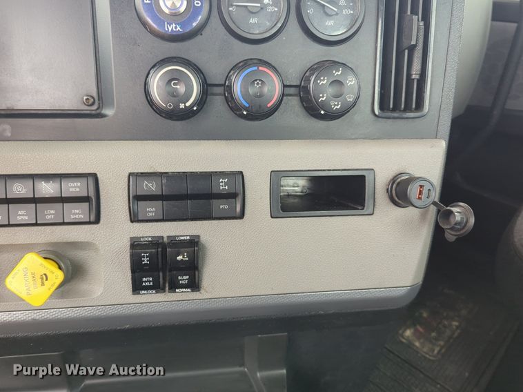 image for item NG9855 2021 Freightliner Cascadia semi truck