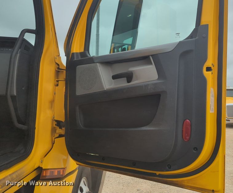 image for item NG9855 2021 Freightliner Cascadia semi truck