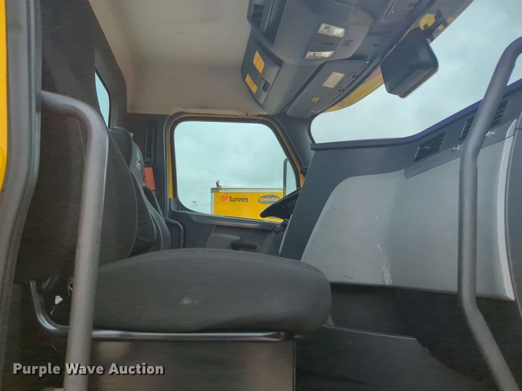 image for item NG9855 2021 Freightliner Cascadia semi truck