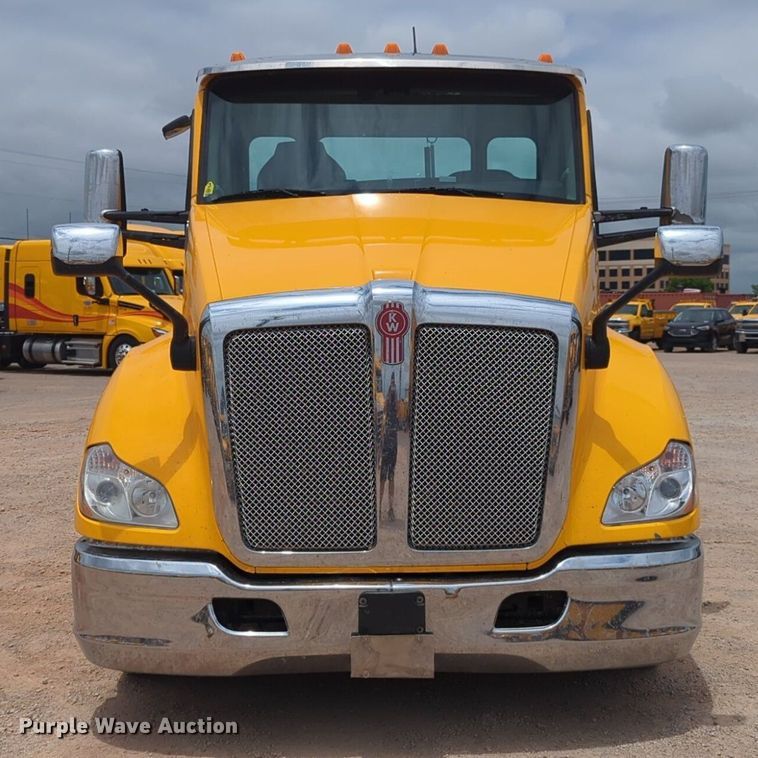 image for item NG9857 2020 Kenworth T680 semi truck