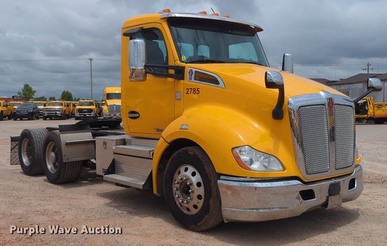 image for item NG9857 2020 Kenworth T680 semi truck