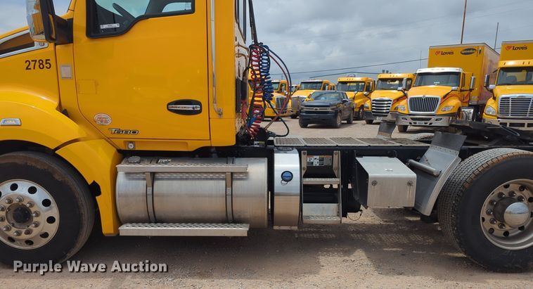 image for item NG9857 2020 Kenworth T680 semi truck