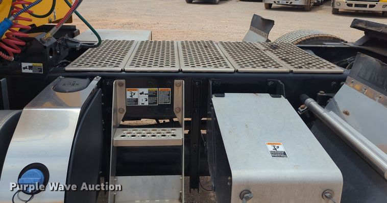 image for item NG9857 2020 Kenworth T680 semi truck