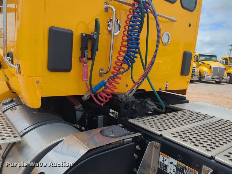 image for item NG9857 2020 Kenworth T680 semi truck