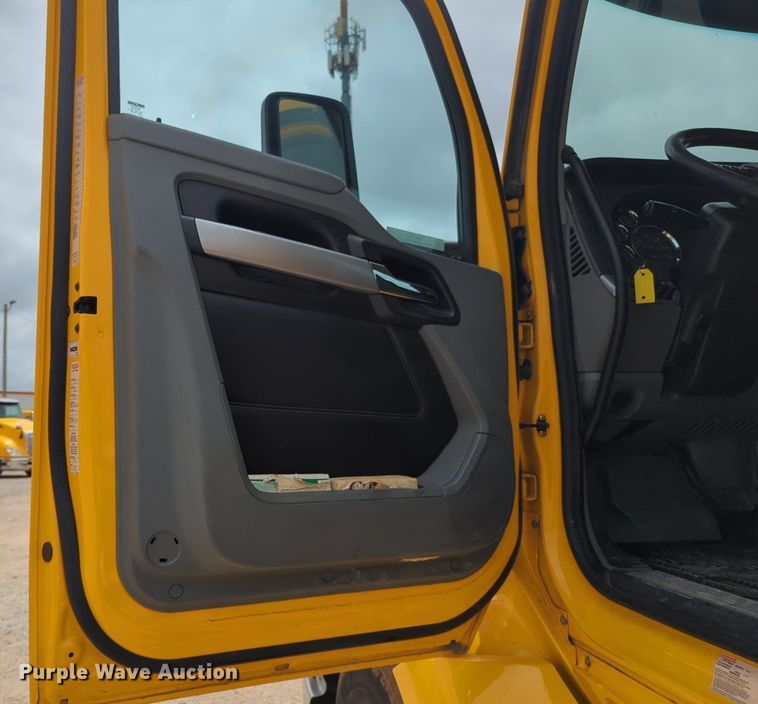 image for item NG9857 2020 Kenworth T680 semi truck