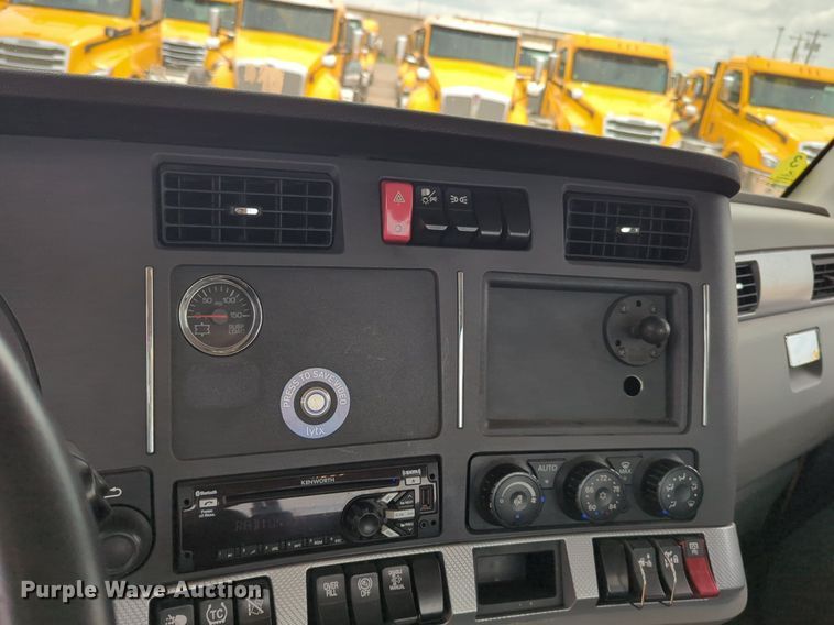 image for item NG9857 2020 Kenworth T680 semi truck