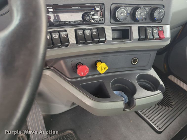 image for item NG9857 2020 Kenworth T680 semi truck