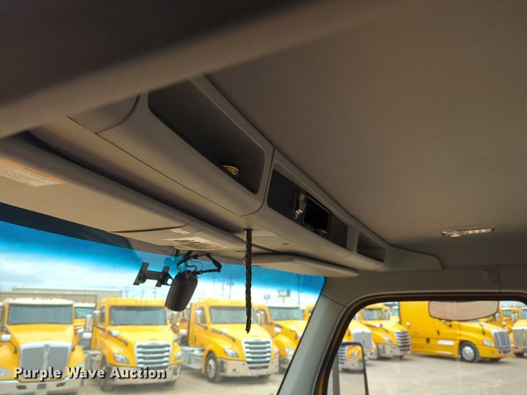 image for item NG9857 2020 Kenworth T680 semi truck