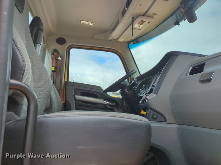 image for item NG9857 2020 Kenworth T680 semi truck