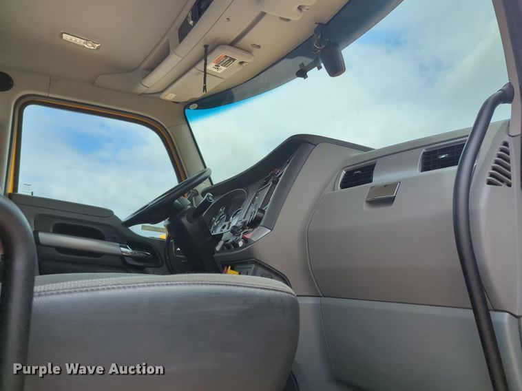 image for item NG9857 2020 Kenworth T680 semi truck