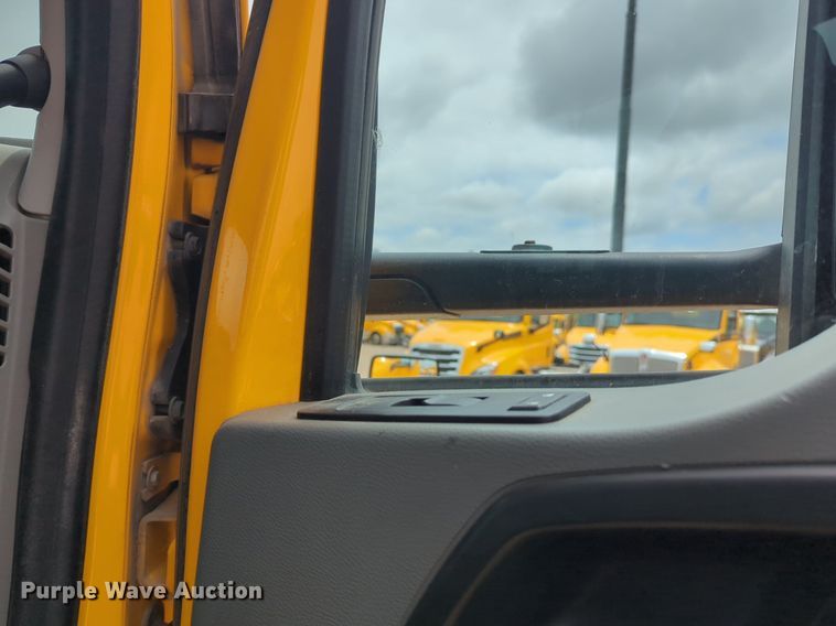 image for item NG9857 2020 Kenworth T680 semi truck