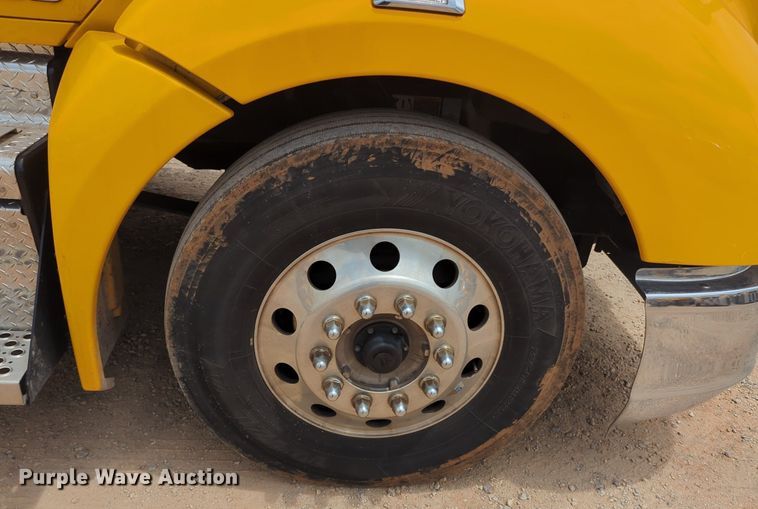 image for item NG9857 2020 Kenworth T680 semi truck