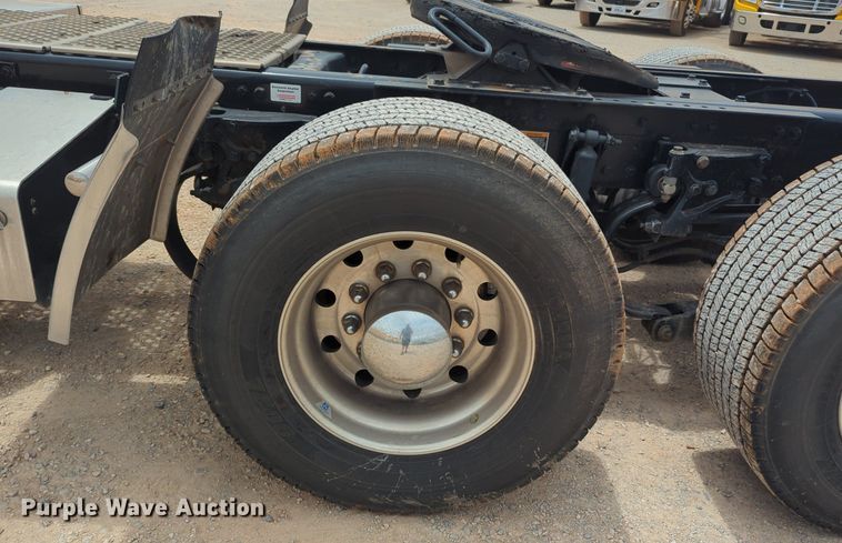 image for item NG9857 2020 Kenworth T680 semi truck