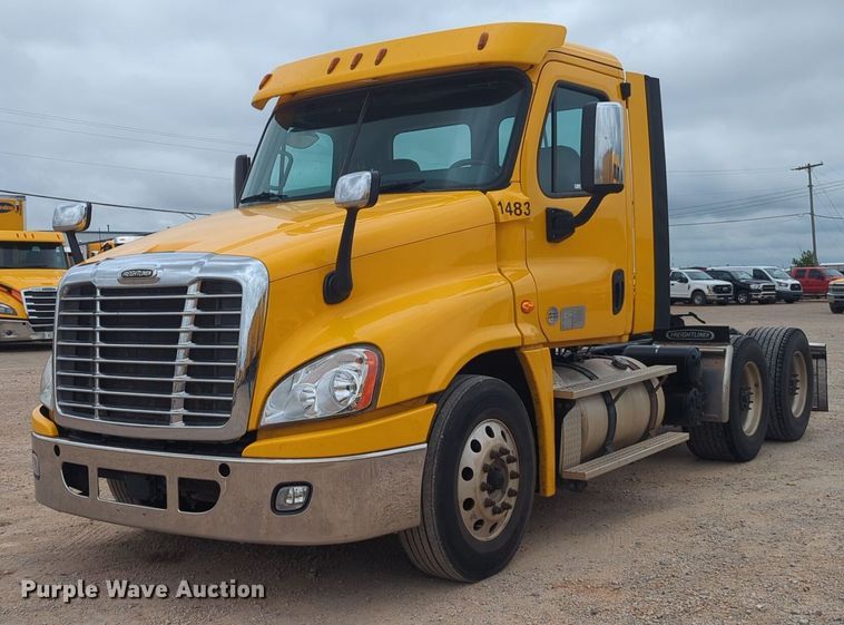 image for item NG9858 2018 Freightliner Cascadia semi truck